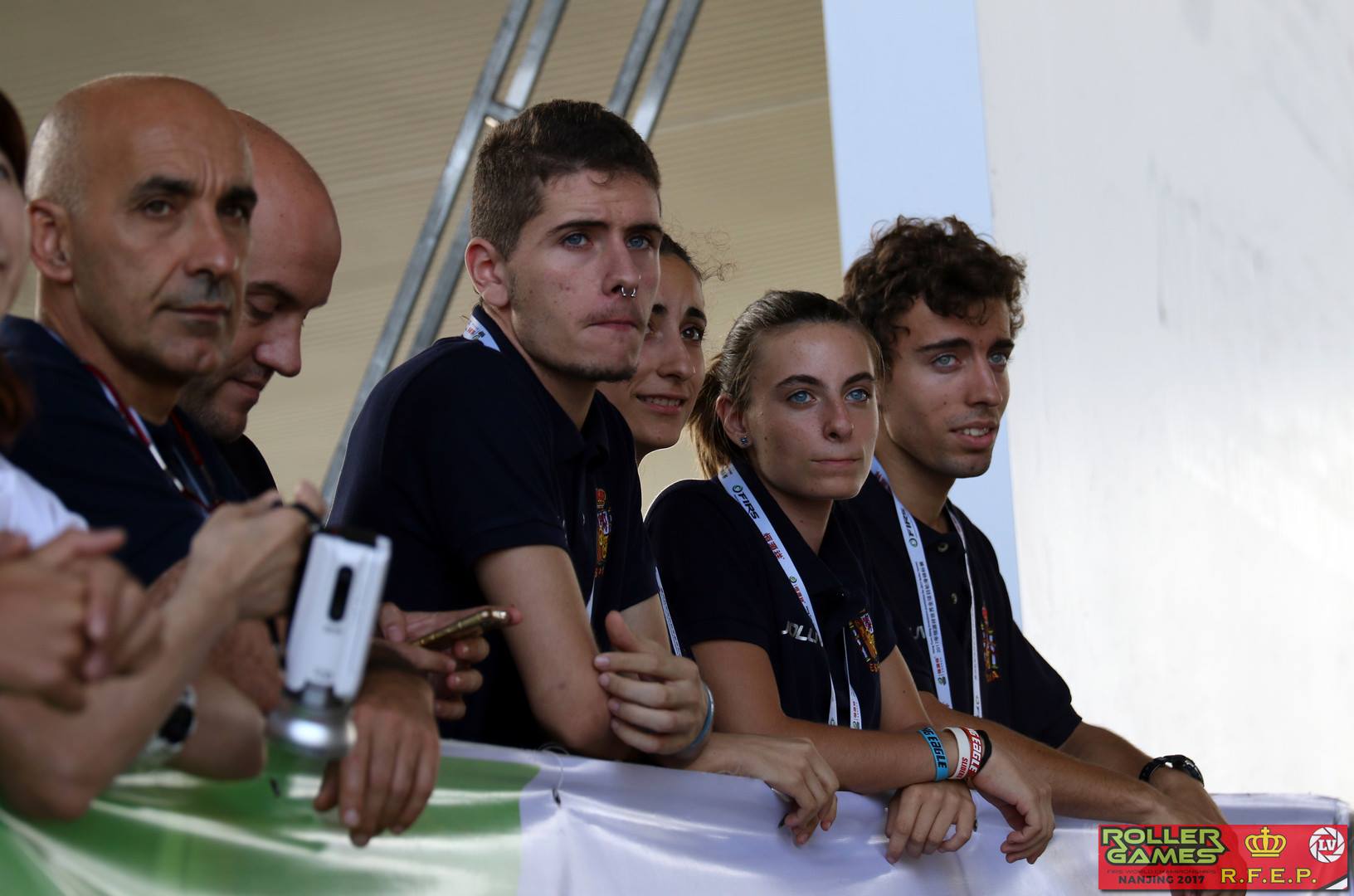 Enrique y sus compañeros siguiendo la competición desde la valla en Nanjing 2017